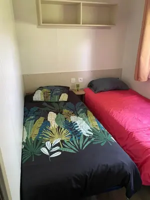 Un ou plusieurs lits dans un hébergement de l'établissement Bungalow confort Gastes + Piscine
