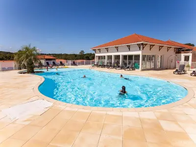 Piscine de l'établissement Cassen Holiday for Eight Guests ou située à proximité