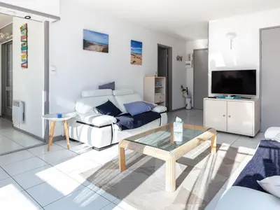 Télévision ou salle de divertissement dans l'établissement Appartement lumineux proche plage, marché et océan, Seignosse - FR-1-239-448
