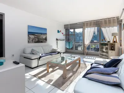Coin salon dans l'établissement Appartement lumineux proche plage, marché et océan, Seignosse - FR-1-239-448