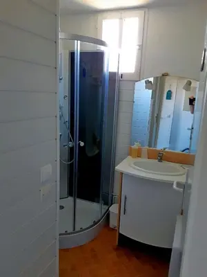 Salle de bains dans l'établissement Séjour zen entre océan et forêt