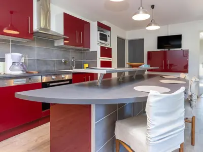 Cuisine ou kitchenette dans l'établissement Appartement rénové près des plages et du marché, 2 chambres, terrasse, parking, WIFI inclus - FR-1-239-463
