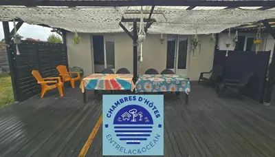 Coin salon dans l'établissement EntreLac&Océan2 - Chambre d'hôtes-Entrée et Terrasse privée - cyclotouristes et motards bienvenus