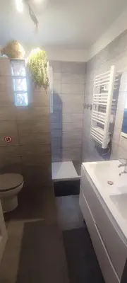 Salle de bains dans l'établissement EntreLac&Océan2 - Chambre d'hôtes-Entrée et Terrasse privée - cyclotouristes et motards bienvenus