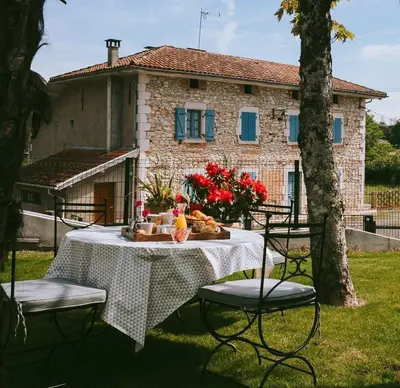 Jardin de l'établissement Hôtel Studios Les Acacias