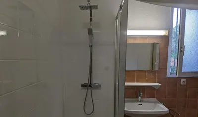 Salle de bains dans l'établissement Hôtel Studios Les Acacias