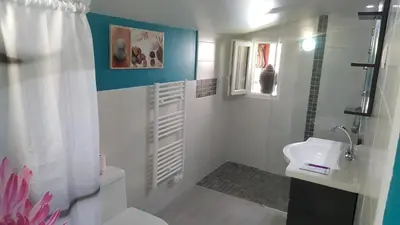 Salle de bains dans l'établissement La Guirosse