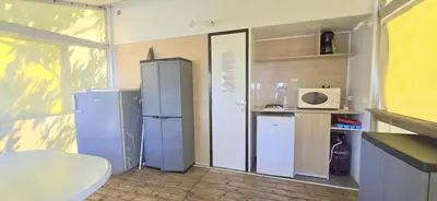 Cuisine ou kitchenette dans l'établissement Bungalow-Mobilhome - Petit prix- Océan -Forêt -Camping 3 étoiles