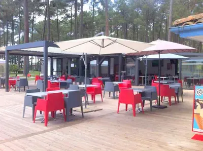 Restaurant ou autre lieu de restauration dans l'établissement Bungalow-Mobilhome - Petit prix- Océan -Forêt -Camping 3 étoiles