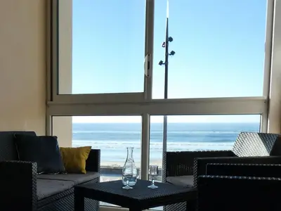 Vue générale sur la mer ou vue sur la mer prise depuis l'appartement