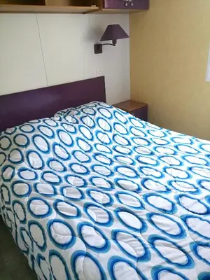 Un ou plusieurs lits dans un hébergement de l'établissement Maison accueillante à Biscarrosse avec piscine et jardin