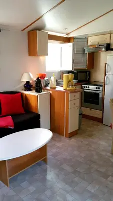 Cuisine ou kitchenette dans l'établissement Maison accueillante à Biscarrosse avec piscine et jardin