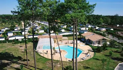 Piscine de l'établissement Maison accueillante à Biscarrosse avec piscine et jardin ou située à proximité