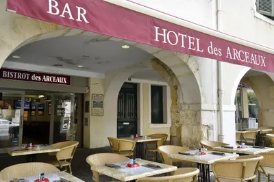 Restaurant ou autre lieu de restauration dans l'établissement Hôtel Des Arceaux