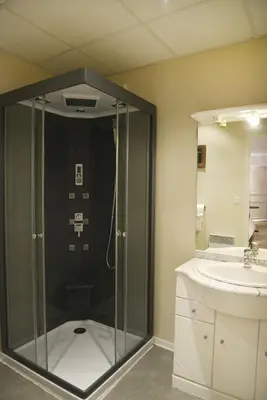 Salle de bains dans l'établissement Hôtel Des Arceaux