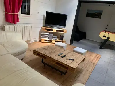 Télévision ou salle de divertissement dans l'établissement Maison spacieuse tout confort 10 personnes