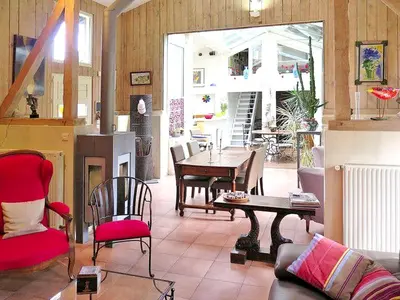Coin salon dans l'établissement Villa charmante à Saint-Vincent-de-Paul avec piscine privée