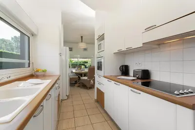 Cuisine ou kitchenette dans l'établissement Madame Vacances Villas La Prade