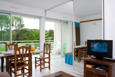 Télévision ou salle de divertissement dans l'établissement Madame Vacances Residence Du Golf