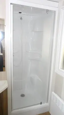 Salle de bains dans l'établissement Bungalow charmant Gastes piscine privée
