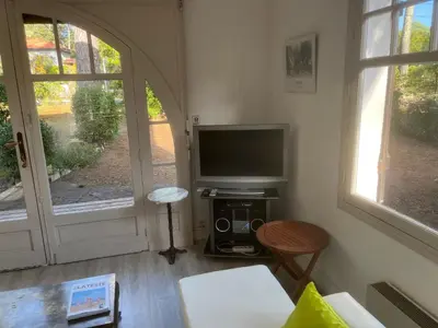 Télévision ou salle de divertissement dans l'établissement Maison landaise avec jardin au cœur des Abatilles, proche golf et plages - Arcachon - FR-1-319-383