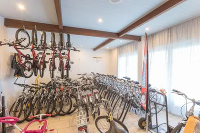 Vélo sur le terrain de l'établissement Résidence Pierre & Vacances Le Domaine de Gascogne ou dans les environs