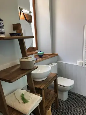 Salle de bains dans l'établissement AUX ROSIERS