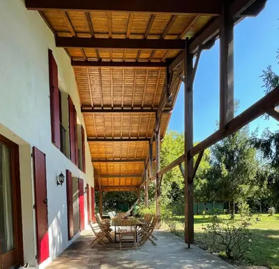 Jardin de l'établissement Villa au milieu des pins / bord du lac