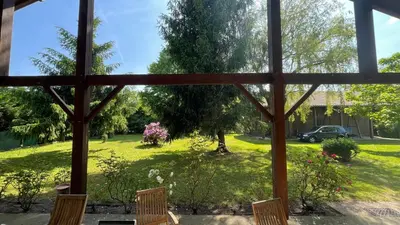 Jardin de l'établissement Villa au milieu des pins / bord du lac