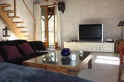 Télévision ou salle de divertissement dans l'établissement Villa au milieu des pins / bord du lac