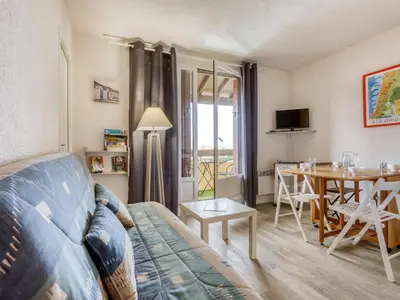 Télévision ou salle de divertissement dans l'établissement Apartment Trinquart-6 by Interhome