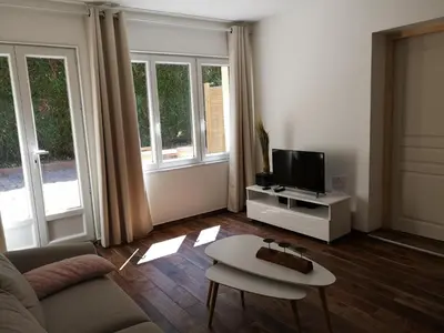 Télévision ou salle de divertissement dans l'établissement Villa Fleur des Pins 2 personnes Dune du Pyla
