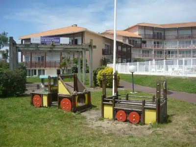 Jardin de l'établissement Les Landes avec piscine et près du lac