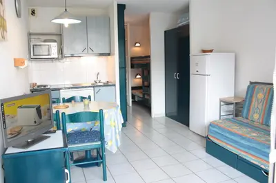 Cuisine ou kitchenette dans l'établissement Les Landes avec piscine et près du lac