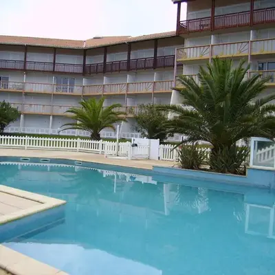 Les Landes avec piscine et près du lac