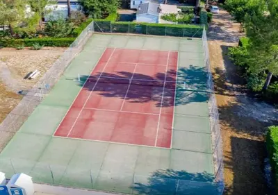 Tennis ou squash au sein de le camping ou à proximité