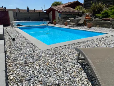Piscine de l'établissement gîte porte de la bastide ou située à proximité