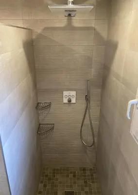 Salle de bains dans l'établissement Lénoka