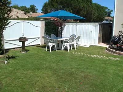 Jardin de l'établissement CHEZ MARTINE Appt climatisé 2 Chambres