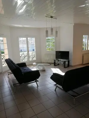 Télévision ou salle de divertissement dans l'établissement CHEZ MARTINE Appt climatisé 2 Chambres
