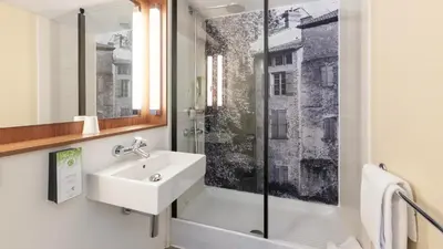 Salle de bains dans l'établissement Campanile NATURE - Mont de Marsan