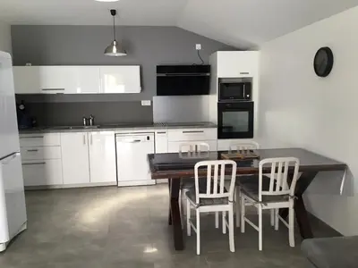 Cuisine ou kitchenette dans l'établissement Maison climatisée 47 m2 Biscarrosse proche lac et océan