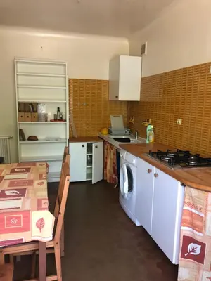 Cuisine ou kitchenette dans l'établissement appartement à Capbreton en lisière de la forêt