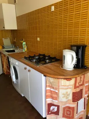 Cuisine ou kitchenette dans l'établissement appartement à Capbreton en lisière de la forêt