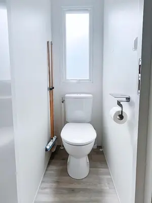 Salle de bains dans l'établissement Le Ti Buch Mobilhome en Camping 4 étoiles avec Terrasse Plancha et Climatisation
