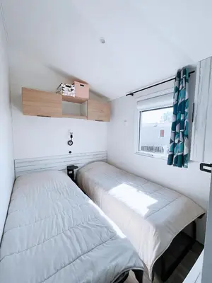 Un ou plusieurs lits dans un hébergement de l'établissement Le Ti Buch Mobilhome en Camping 4 étoiles avec Terrasse Plancha et Climatisation