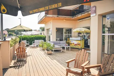 Coin salon dans l'établissement Hôtel Le Plaisance