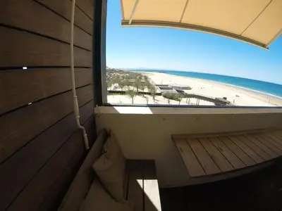 Vue générale sur la mer ou vue sur la mer prise depuis l'appartement