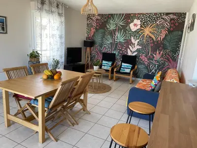 Télévision ou salle de divertissement dans l'établissement Océanis face océan
