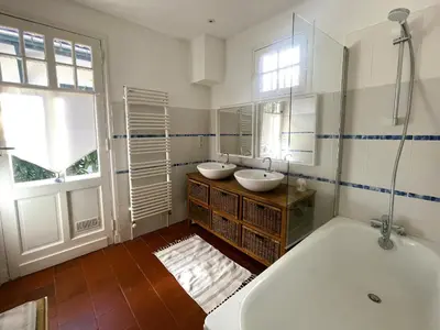 Salle de bains dans l'établissement Villa rénovée Pyla S/Mer: 4 chambres, jardin, terrasse, cuisine d'été, proche Dune du Pilat, parkings - FR-1-420-81